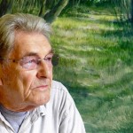 Primo piano di Brian Mobbs, artista legato alla città di Tarquinia, davanti a una sua opera