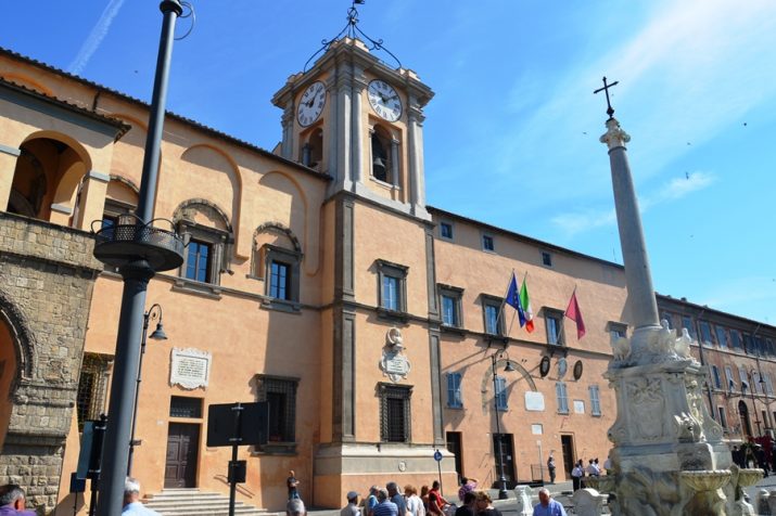 Comune di Tarquinia palazzo comunale torre orologio campanone