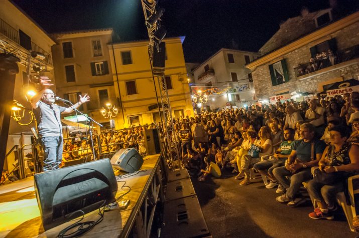Concerto serale a TolfArte con piazza gremita di pubblico festante