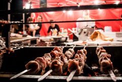 Street food al DiVino Etrusco con specialità locali servite nel centro storico di Tarquinia