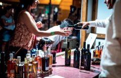 Sommelier FISAR versa vino in un calice durante il DiVino Etrusco a Tarquinia