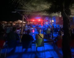 Concerto di rock dal vivo a Tarquinia Lido, evento musicale all'aperto con musica sotto le stelle, parte della rassegna La Pineta in Rock.