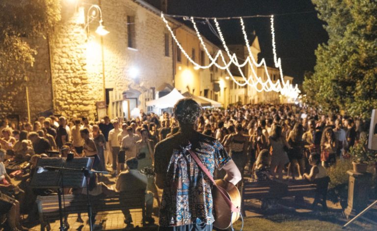 Concerto dal vivo al DiVino Etrusco con artista sul palco e pubblico coinvolto nel centro storico di Tarquinia