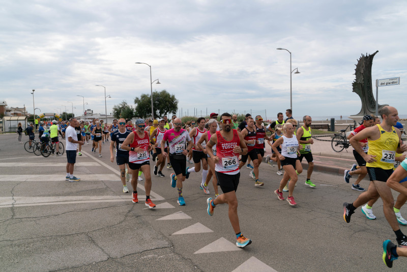 Atleti sul lungomare durante la 10 km del Mare