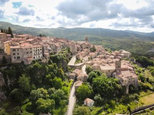 Panorama del borgo di Santa Fiora con scorcio del centro storico immerso nel verde del Monte Amiata