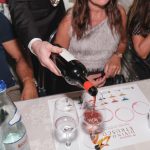 Sommelier serve vino in un calice durante il DiVino Etrusco a Tarquinia, rassegna dedicata ai vini della Dodecapoli etrusca.