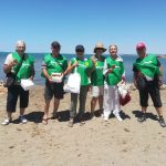 Volontari di Fare Verde Tarquinia durante la campagna ambientale “Basta mozziconi” sulla spiaggia di San Giorgio