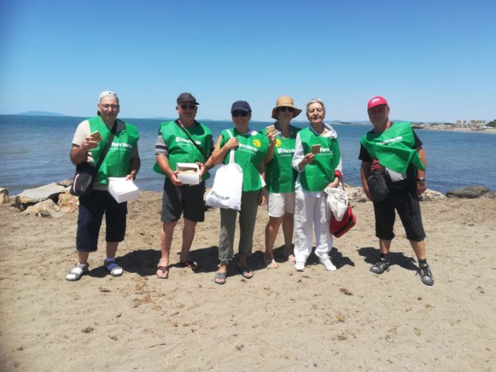 Volontari di Fare Verde Tarquinia durante la campagna ambientale “Basta mozziconi” sulla spiaggia di San Giorgio