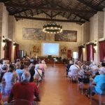 Persone sedute in aula consiliare durante il consiglio comunale straordinario sul futuro dell’ospedale di Tarquinia, luglio 2025.