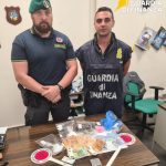 Finanzieri mostrano droga e denaro sequestrati durante un’operazione antidroga a Canino