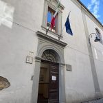 Ingresso principale dell'IC "Ettore Sacconi" di Tarquinia, con portone