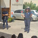 Bambini con le patenti di Bravo Pedone e Bravo Ciclista alla fine del corso a Tarquinia