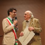 Andrea Camilleri riceve la cittadinanza onoraria dal sindaco di Santa Fiora durante una cerimonia ufficiale.