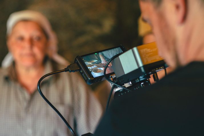 Troupe video Skylab Studios durante le riprese nel borgo di Panettieri, tra le vie del centro storico