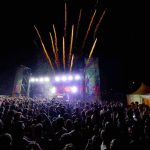Festival Summer Holi 2025 a Tarquinia Lido, spiaggia piena di colori e partecipanti sotto le stelle
