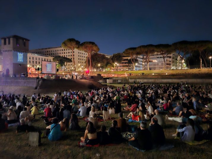 Famiglie e bambini seduti sul prato del Circo Massimo per l’evento astronomico “Il Cosmo al Circo Massimo”
