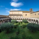 Cortile interno del Museo archeologico nazionale di Tuscania, con scorcio del chiostro dell'ex convento di Santa Maria del Riposo.