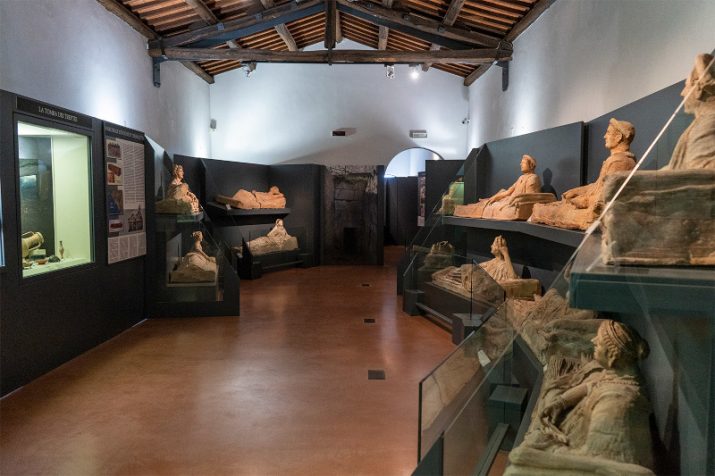 Sala espositiva del museo di Tuscania con sarcofagi etruschi in pietra.