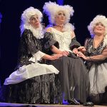 Attrici in scena durante lo spettacolo "Pascola sulle mie labbra", con costumi teatrali e luci suggestive all'Anfiteatro La Cella di Fabrica di Roma.