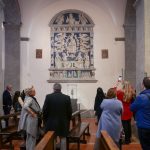 Visitatori osservano l’Incoronazione della Vergine, terracotta robbiana nella Pieve di Santa Fiora