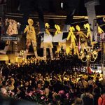 Piazza gremita di spettatori e centro storico decorato per il festival TolfArte a Tolfa