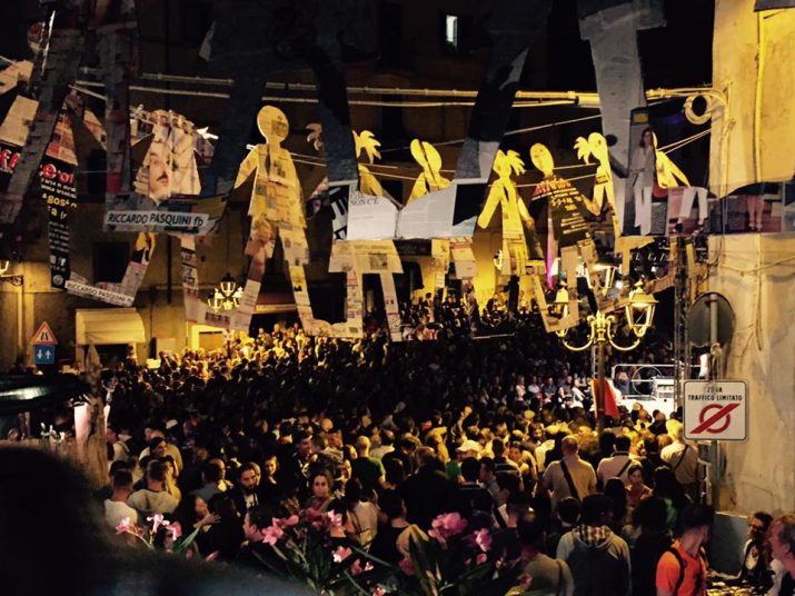 Piazza gremita di spettatori e centro storico decorato per il festival TolfArte a Tolfa