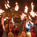 Artisti di strada eseguono giochi di fuoco davanti al pubblico durante TolfArte a Tolfa