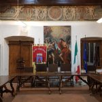 Interno della sala consiliare di Vitorchiano con affreschi e opere d’arte