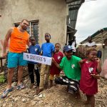 Bambini di Diani con Fabio indossano le magliette Tarkna donate dalla squadra di Tarquinia