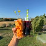 Melone tagliato e calici di sangria pronti per la festa alla fattoria Il Bianconiglio di Tarquinia