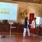 Momento dell’incontro pubblico tra cittadini e DMO Etruskey nella sala consiliare del Comune di Tarquinia, per la candidatura a Capitale Italiana della Cultura 2028