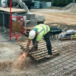 Operaio con caschetto al lavoro in cantiere