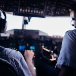 Due piloti ripresi di spalle nella cabina di pilotaggio con le mani sulla cloche durante un addestramento