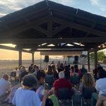 evento culturale al tramonto sulla spiaggia di Montalto di Castro durante una passata edizione de Il Tramonto con gli Etruschi