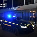 Guardia di Finanza Viterbo, pattuglia con lampeggianti accesi davanti alla stazione operativa
