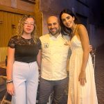 Rocío Muñoz Morales con lo staff del ristorante La Quadra a Tarquinia