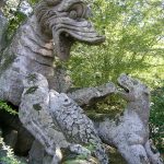 Statua in pietra del drago che combatte con un leone nel Parco dei Mostri di Bomarzo, noto anche come Sacro Bosco, in provincia di Viterbo