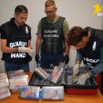 Agenti della Guardia di Finanza e dell’Agenzia delle Dogane mostrano panetti di cocaina sequestrati in un’operazione all’aeroporto di Fiumicino