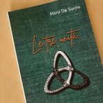 Copertina del libro "Le tre unità" di Mara De Santis, edito da Albatros, con illustrazione di tre serpenti intrecciati su sfondo verde.