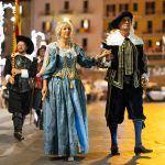 Coppia in abiti seicenteschi sfila al Corteo Storico del Palio Marinaro di Porto Santo Stefano, rievocazione storica dello Stato dei Presidi.