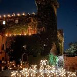 Castello di Montalto di Castro illuminato dalle candele per l’evento Montalto tra le mura 2025.