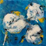 Dipinto astratto di Giusy Lauriola, tre forme bianche in movimento su fondo blu con tocchi di giallo e nero, esposto a Tarquinia nella mostra “Svanire”.
