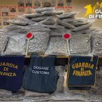 Sacchi di marijuana sequestrati al porto di Civitavecchia dalla Guardia di Finanza e dalle Dogane, agosto 2025.