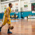 Matteo Meneghetti sul campo da basket del Palazzetto di Tarquinia