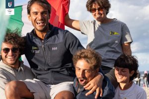 Cesarini e Tabussi festeggiano l’argento europeo con la squadra CV3V e bandiera italiana