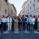 Taglio del nastro inaugurale del Divino Etrusco 2025 a Tarquinia con Comune, Provincia di Viterbo, Università Agraria, sindaci del territorio e forze dell’ordine.