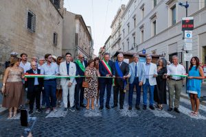 Taglio del nastro inaugurale del Divino Etrusco 2025 a Tarquinia con Comune, Provincia di Viterbo, Università Agraria, sindaci del territorio e forze dell’ordine.