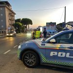 Controlli della Polizia Stradale a Tarquinia Lido, pattuglie impegnate in verifiche su veicoli e conducenti.