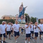 Processione di Ferragosto con la nuova statua della Madonna dell’Assunta portata a spalla dai soci A.N.M.I. a Tarquinia Lido