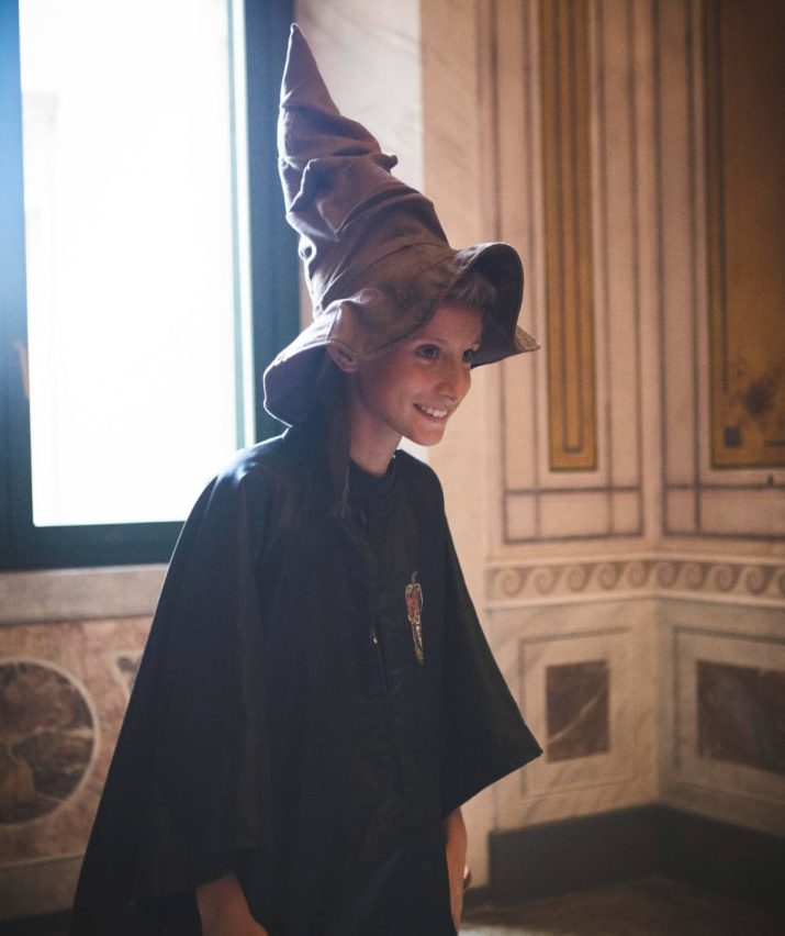 Bambino con cappello parlante durante l’evento Back to Hogwarts a Tarquinia